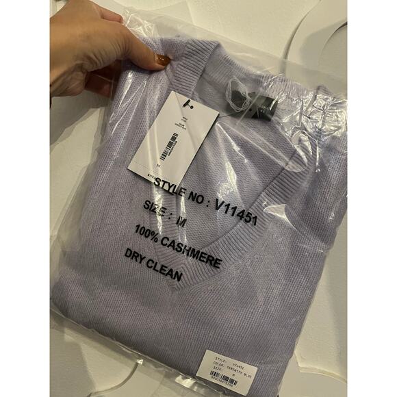 100% Cashmere NEW Bloomingdales Blue V-Neck Sz Med Sweater - Picture 7 of 9